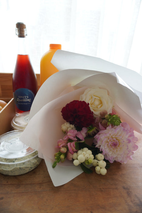 Mother's Day package with sparkling wine and small bouquet