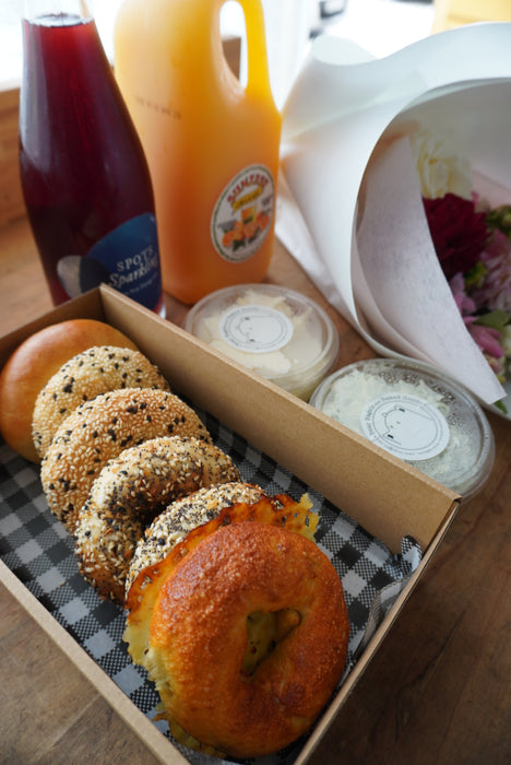 Mother's Day package with sparkling wine and small bouquet